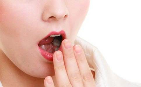 想吃甜食、情緒易怒不是男友的錯！8個癥狀告訴你該補充水分了