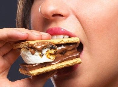 想吃甜食、情緒易怒不是男友的錯！8個癥狀告訴你該補充水分了